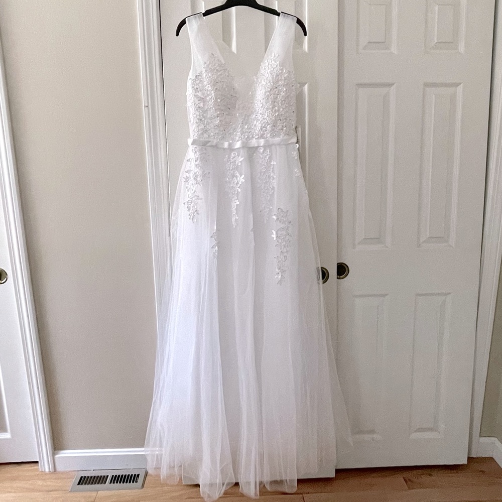 NWT BabyOnline V-Neck Tulle Appliqué Gown/Dress